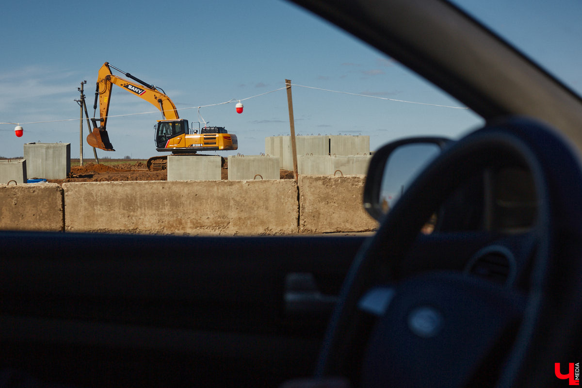 Завершить основные работы на трассе из Владимира в Суздаль должны до тысячелетия древнего города — к августу текущего года. А пока на объекте трудятся люди и специализированная техника. «Ключ-Медиа» в очередной раз проинспектировал ход масштабного строительства дороги.