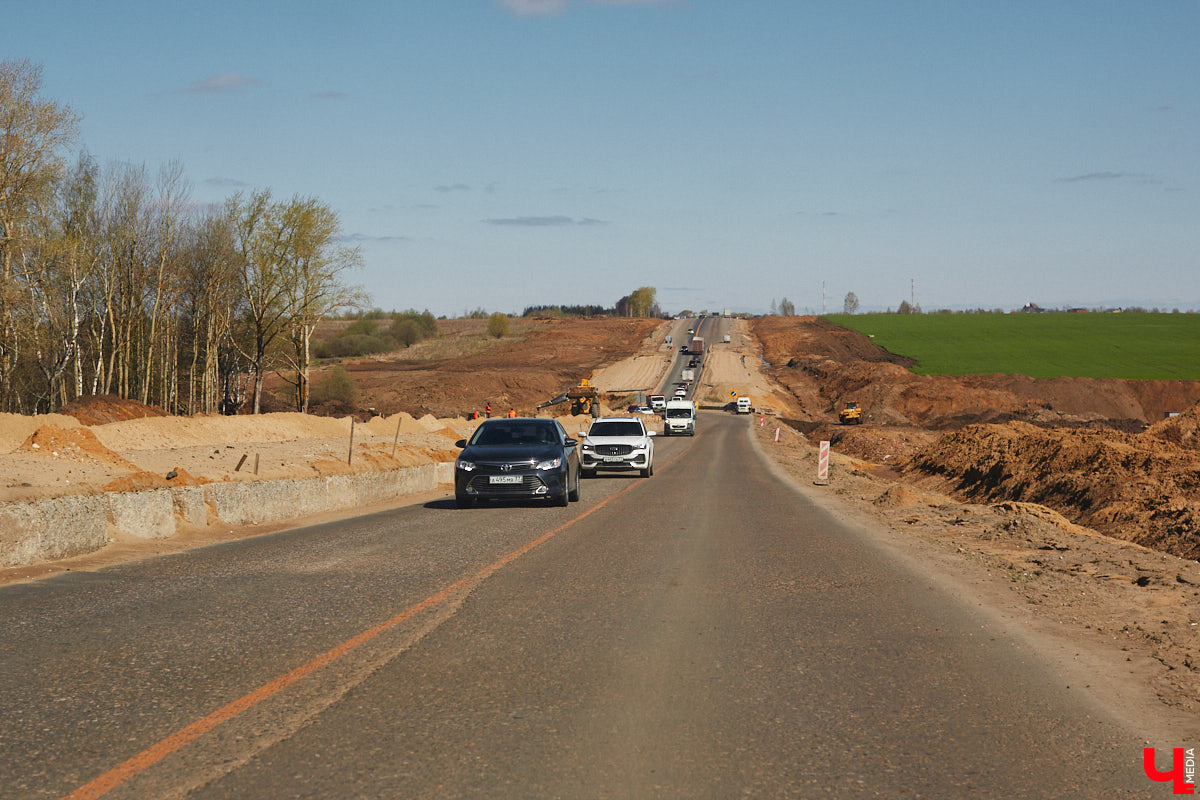 Завершить основные работы на трассе из Владимира в Суздаль должны до тысячелетия древнего города — к августу текущего года. А пока на объекте трудятся люди и специализированная техника. «Ключ-Медиа» в очередной раз проинспектировал ход масштабного строительства дороги.