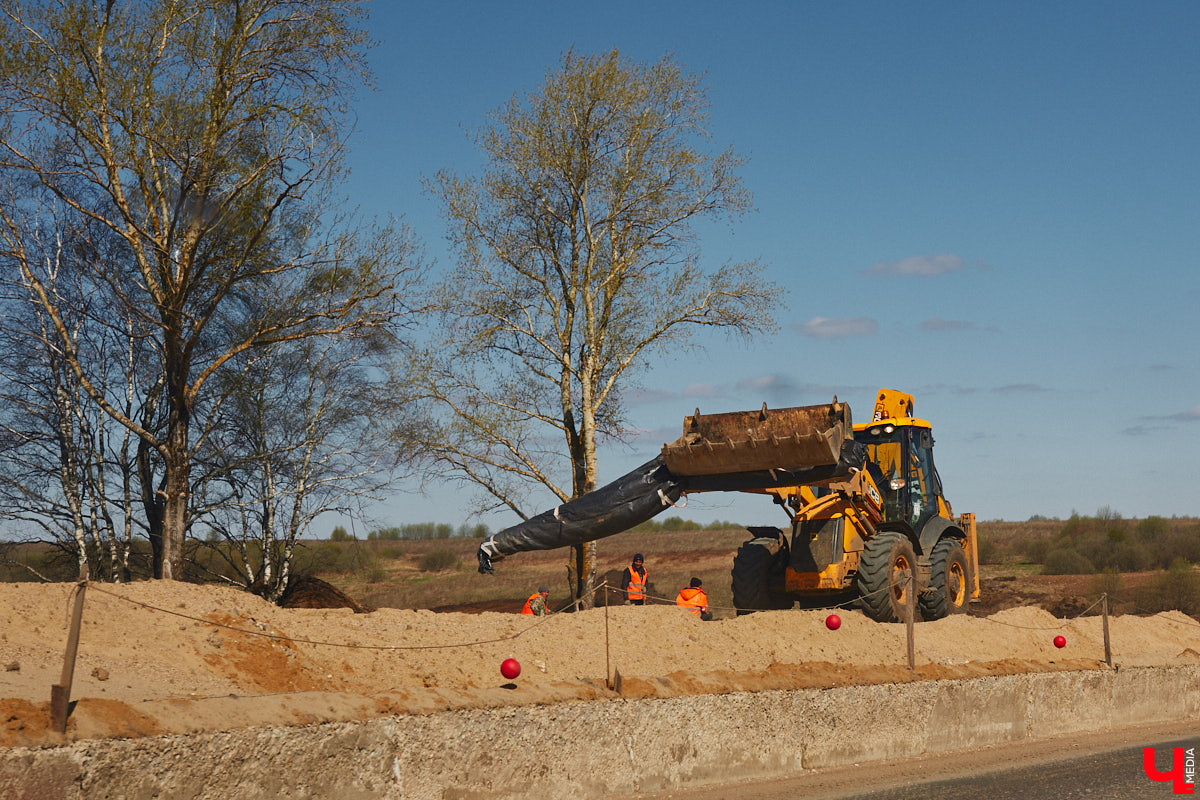 Завершить основные работы на трассе из Владимира в Суздаль должны до тысячелетия древнего города — к августу текущего года. А пока на объекте трудятся люди и специализированная техника. «Ключ-Медиа» в очередной раз проинспектировал ход масштабного строительства дороги.
