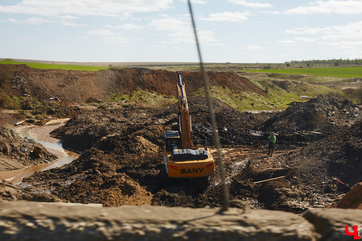 Завершить основные работы на трассе из Владимира в Суздаль должны до тысячелетия древнего города — к августу текущего года. А пока на объекте трудятся люди и специализированная техника. «Ключ-Медиа» в очередной раз проинспектировал ход масштабного строительства дороги.
