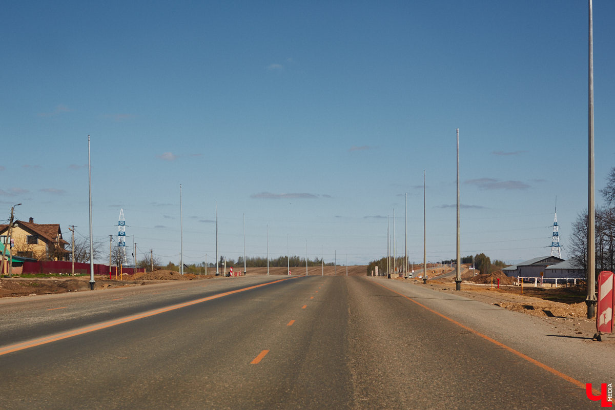 Завершить основные работы на трассе из Владимира в Суздаль должны до тысячелетия древнего города — к августу текущего года. А пока на объекте трудятся люди и специализированная техника. «Ключ-Медиа» в очередной раз проинспектировал ход масштабного строительства дороги.