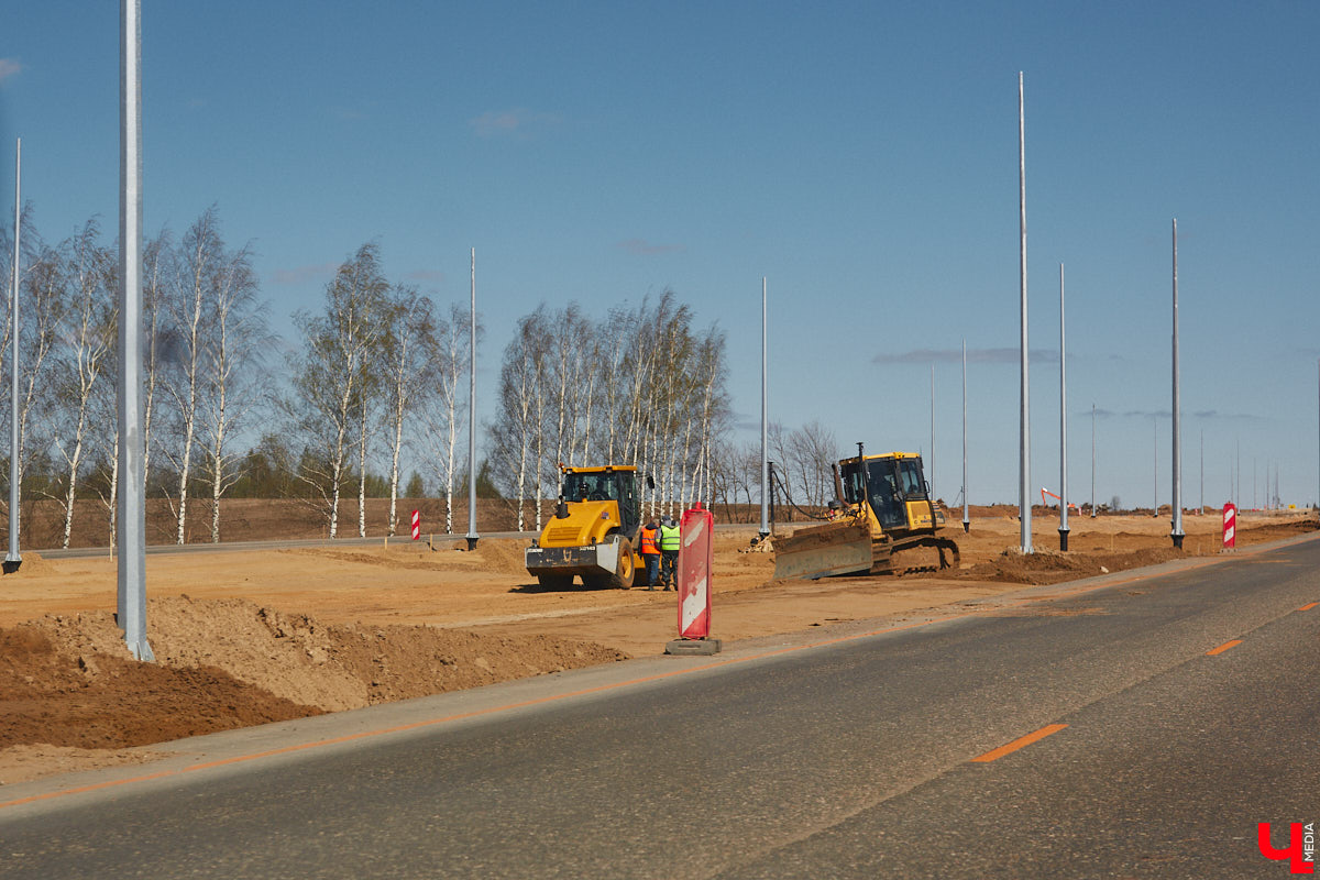 Завершить основные работы на трассе из Владимира в Суздаль должны до тысячелетия древнего города — к августу текущего года. А пока на объекте трудятся люди и специализированная техника. «Ключ-Медиа» в очередной раз проинспектировал ход масштабного строительства дороги.