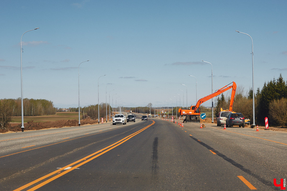 Завершить основные работы на трассе из Владимира в Суздаль должны до тысячелетия древнего города — к августу текущего года. А пока на объекте трудятся люди и специализированная техника. «Ключ-Медиа» в очередной раз проинспектировал ход масштабного строительства дороги.