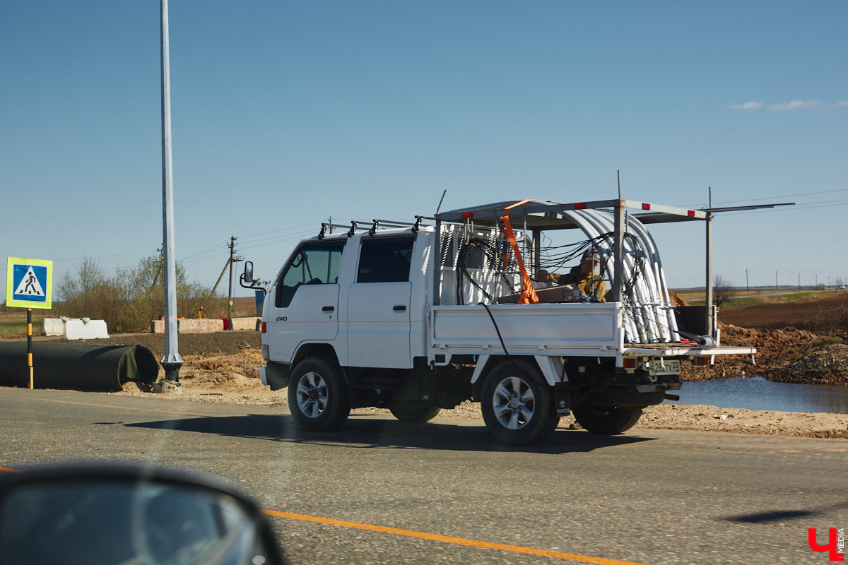 Завершить основные работы на трассе из Владимира в Суздаль должны до тысячелетия древнего города — к августу текущего года. А пока на объекте трудятся люди и специализированная техника. «Ключ-Медиа» в очередной раз проинспектировал ход масштабного строительства дороги.