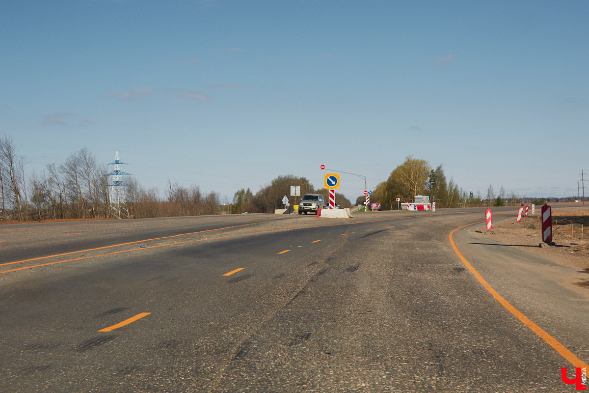 Завершить основные работы на трассе из Владимира в Суздаль должны до тысячелетия древнего города — к августу текущего года. А пока на объекте трудятся люди и специализированная техника. «Ключ-Медиа» в очередной раз проинспектировал ход масштабного строительства дороги.