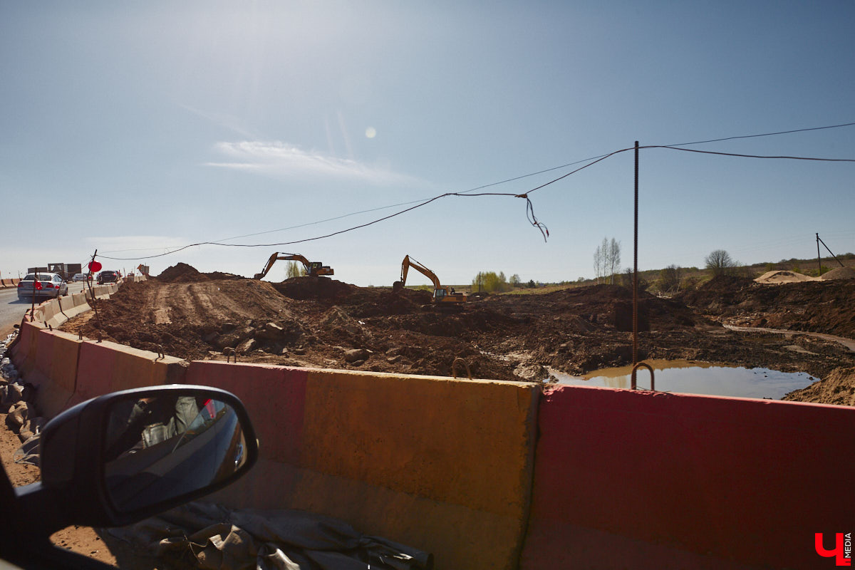 Завершить основные работы на трассе из Владимира в Суздаль должны до тысячелетия древнего города — к августу текущего года. А пока на объекте трудятся люди и специализированная техника. «Ключ-Медиа» в очередной раз проинспектировал ход масштабного строительства дороги.