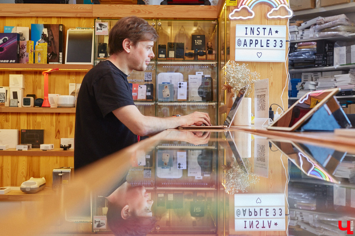 День у Егора и Анны Гавриловых — владельцев популярных магазинов электроники Apple33 — расписан даже не по часам, а по минутам. Сейчас ребята руководят своим бизнесом онлайн. А больше 20 лет назад все было иначе. Как получается совмещать работу и личную жизнь, при чем тут спорт и в чем особенности ведения бизнеса во Владимире, Анна и Егор рассказали в интервью «Ключ-Медиа».