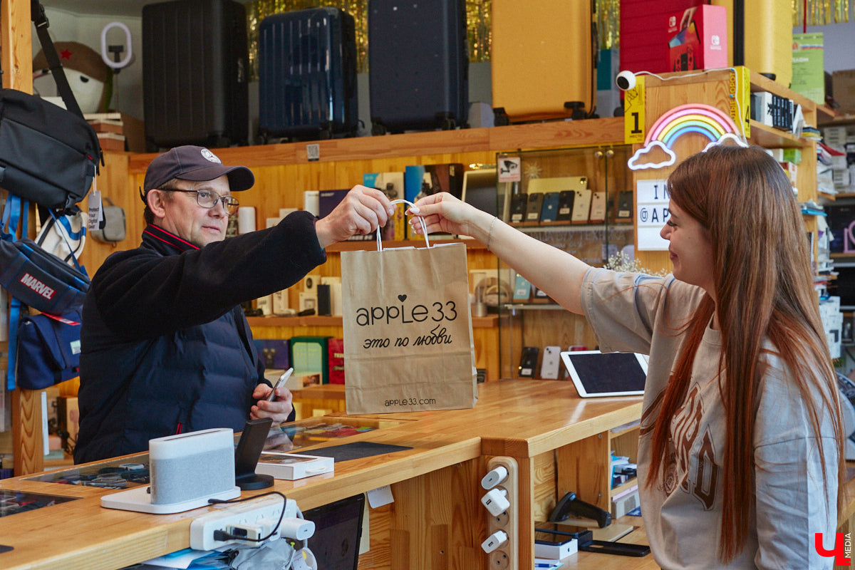 День у Егора и Анны Гавриловых — владельцев популярных магазинов электроники Apple33 — расписан даже не по часам, а по минутам. Сейчас ребята руководят своим бизнесом онлайн. А больше 20 лет назад все было иначе. Как получается совмещать работу и личную жизнь, при чем тут спорт и в чем особенности ведения бизнеса во Владимире, Анна и Егор рассказали в интервью «Ключ-Медиа».