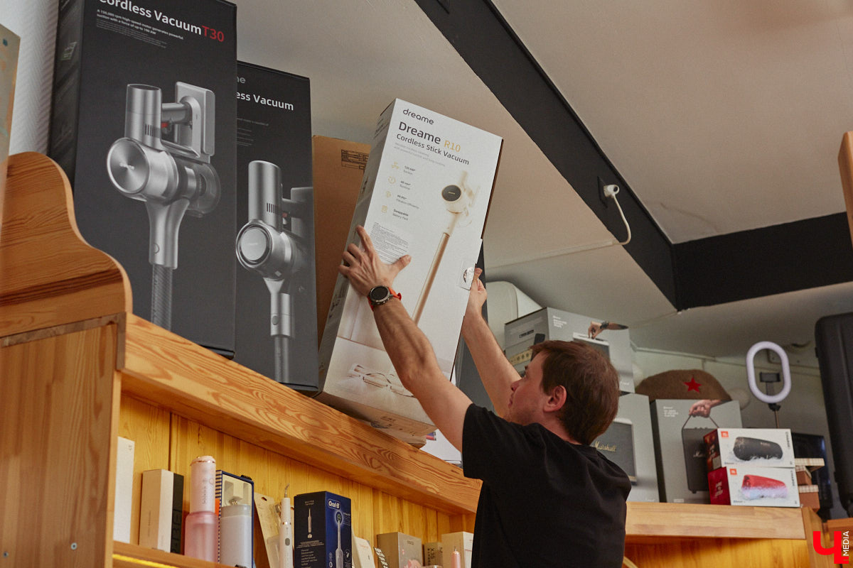 День у Егора и Анны Гавриловых — владельцев популярных магазинов электроники Apple33 — расписан даже не по часам, а по минутам. Сейчас ребята руководят своим бизнесом онлайн. А больше 20 лет назад все было иначе. Как получается совмещать работу и личную жизнь, при чем тут спорт и в чем особенности ведения бизнеса во Владимире, Анна и Егор рассказали в интервью «Ключ-Медиа».