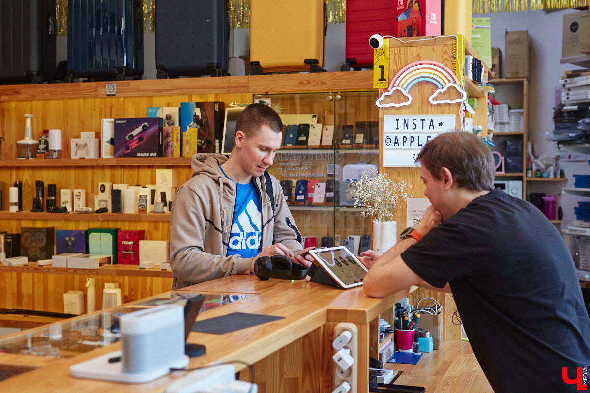 День у Егора и Анны Гавриловых — владельцев популярных магазинов электроники Apple33 — расписан даже не по часам, а по минутам. Сейчас ребята руководят своим бизнесом онлайн. А больше 20 лет назад все было иначе. Как получается совмещать работу и личную жизнь, при чем тут спорт и в чем особенности ведения бизнеса во Владимире, Анна и Егор рассказали в интервью «Ключ-Медиа».