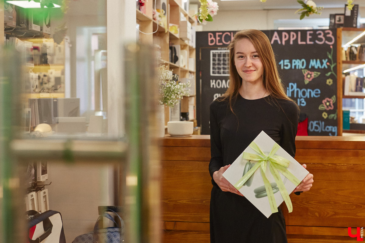 День у Егора и Анны Гавриловых — владельцев популярных магазинов электроники Apple33 — расписан даже не по часам, а по минутам. Сейчас ребята руководят своим бизнесом онлайн. А больше 20 лет назад все было иначе. Как получается совмещать работу и личную жизнь, при чем тут спорт и в чем особенности ведения бизнеса во Владимире, Анна и Егор рассказали в интервью «Ключ-Медиа».