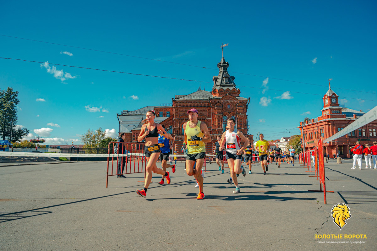 День у Егора и Анны Гавриловых — владельцев популярных магазинов электроники Apple33 — расписан даже не по часам, а по минутам. Сейчас ребята руководят своим бизнесом онлайн. А больше 20 лет назад все было иначе. Как получается совмещать работу и личную жизнь, при чем тут спорт и в чем особенности ведения бизнеса во Владимире, Анна и Егор рассказали в интервью «Ключ-Медиа».