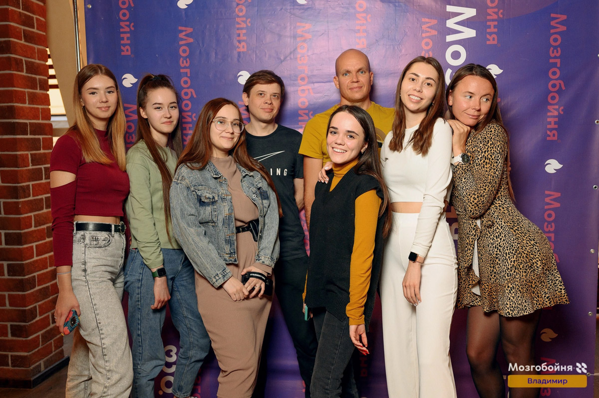 День у Егора и Анны Гавриловых — владельцев популярных магазинов электроники Apple33 — расписан даже не по часам, а по минутам. Сейчас ребята руководят своим бизнесом онлайн. А больше 20 лет назад все было иначе. Как получается совмещать работу и личную жизнь, при чем тут спорт и в чем особенности ведения бизнеса во Владимире, Анна и Егор рассказали в интервью «Ключ-Медиа».