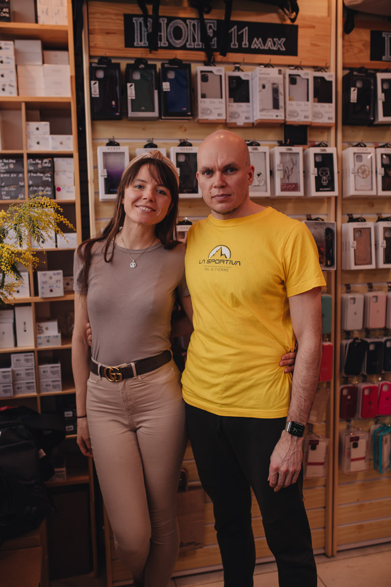 День у Егора и Анны Гавриловых — владельцев популярных магазинов электроники Apple33 — расписан даже не по часам, а по минутам. Сейчас ребята руководят своим бизнесом онлайн. А больше 20 лет назад все было иначе. Как получается совмещать работу и личную жизнь, при чем тут спорт и в чем особенности ведения бизнеса во Владимире, Анна и Егор рассказали в интервью «Ключ-Медиа».