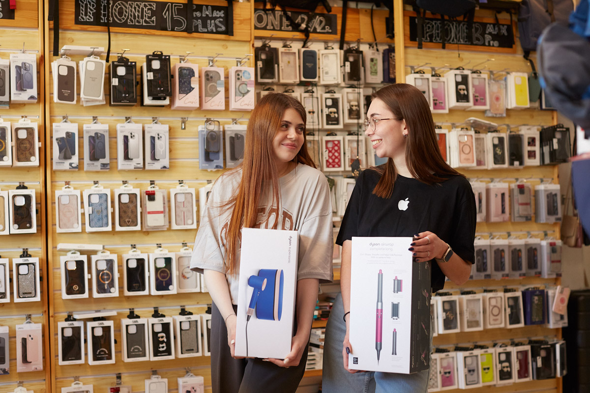 День у Егора и Анны Гавриловых — владельцев популярных магазинов электроники Apple33 — расписан даже не по часам, а по минутам. Сейчас ребята руководят своим бизнесом онлайн. А больше 20 лет назад все было иначе. Как получается совмещать работу и личную жизнь, при чем тут спорт и в чем особенности ведения бизнеса во Владимире, Анна и Егор рассказали в интервью «Ключ-Медиа».