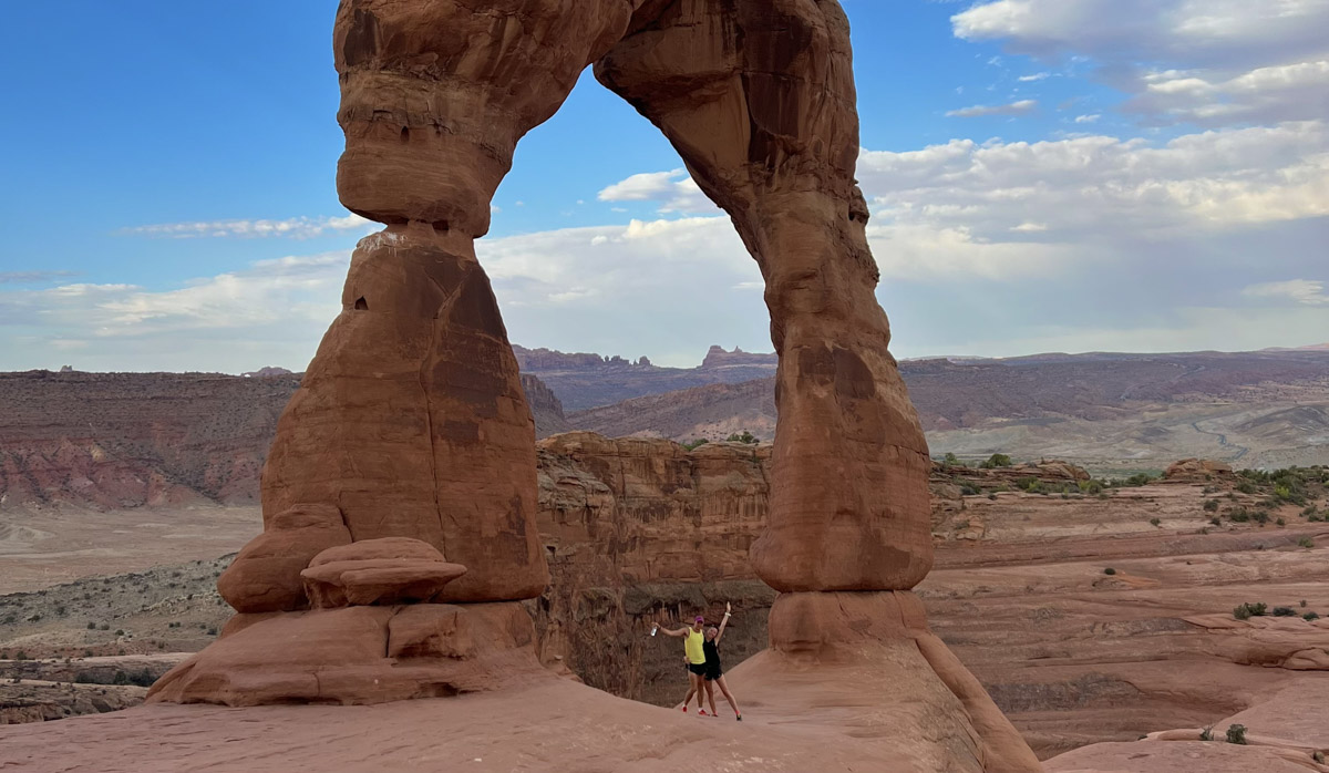 День у Егора и Анны Гавриловых — владельцев популярных магазинов электроники Apple33 — расписан даже не по часам, а по минутам. Сейчас ребята руководят своим бизнесом онлайн. А больше 20 лет назад все было иначе. Как получается совмещать работу и личную жизнь, при чем тут спорт и в чем особенности ведения бизнеса во Владимире, Анна и Егор рассказали в интервью «Ключ-Медиа».