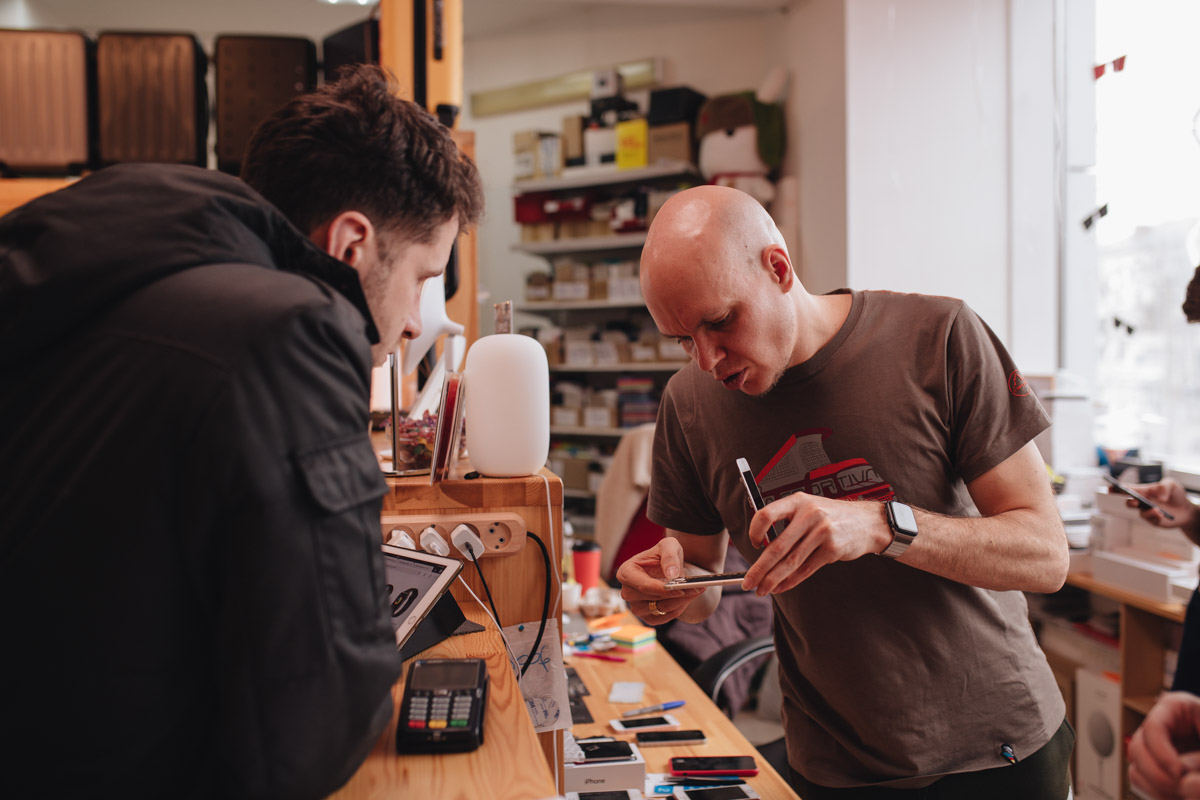 День у Егора и Анны Гавриловых — владельцев популярных магазинов электроники Apple33 — расписан даже не по часам, а по минутам. Сейчас ребята руководят своим бизнесом онлайн. А больше 20 лет назад все было иначе. Как получается совмещать работу и личную жизнь, при чем тут спорт и в чем особенности ведения бизнеса во Владимире, Анна и Егор рассказали в интервью «Ключ-Медиа».