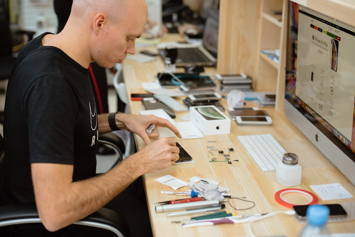 День у Егора и Анны Гавриловых — владельцев популярных магазинов электроники Apple33 — расписан даже не по часам, а по минутам. Сейчас ребята руководят своим бизнесом онлайн. А больше 20 лет назад все было иначе. Как получается совмещать работу и личную жизнь, при чем тут спорт и в чем особенности ведения бизнеса во Владимире, Анна и Егор рассказали в интервью «Ключ-Медиа».