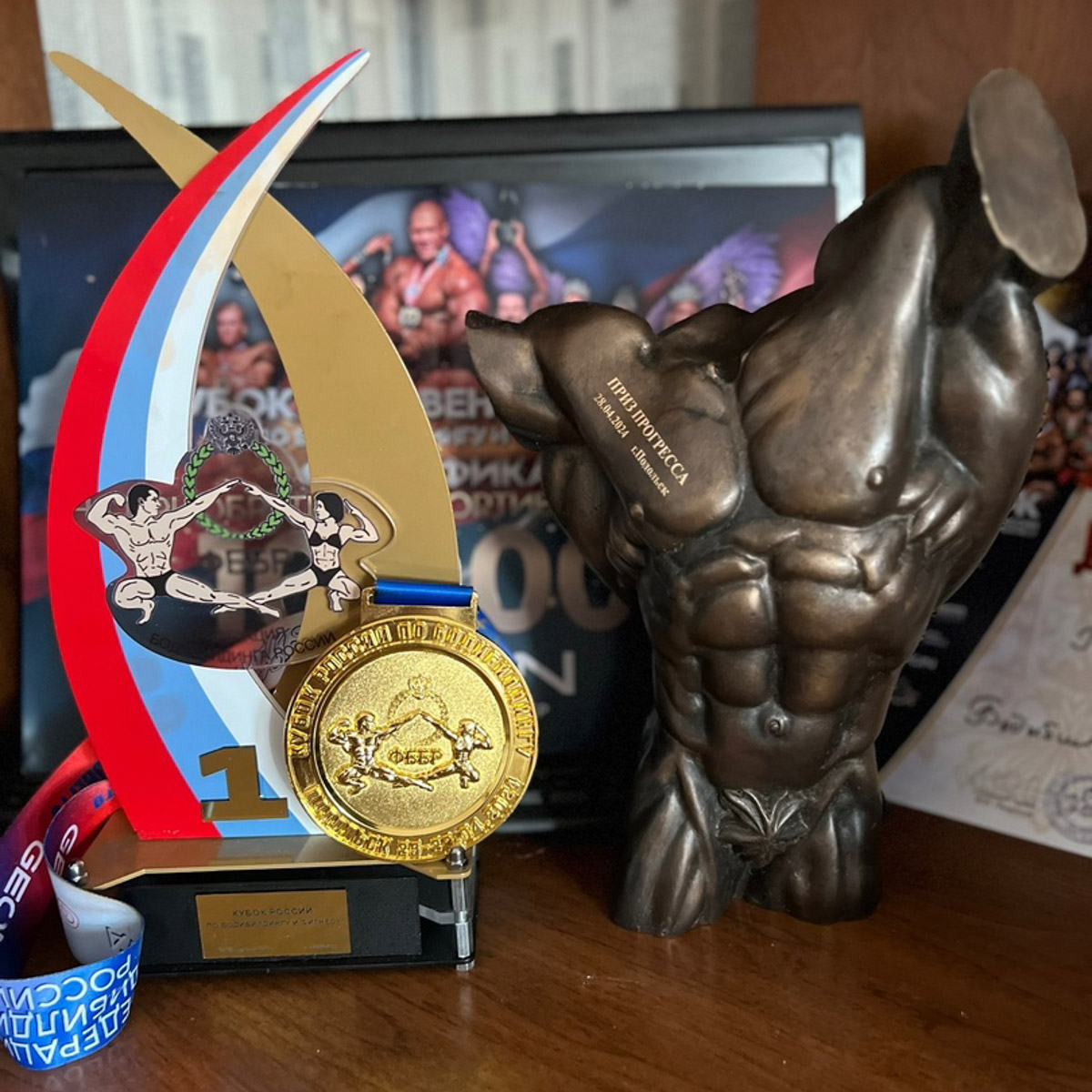 В конце апреля город Подольск наводнили самые сильные и титулованные спортсмены, чтобы показать свою форму на 36-м Кубке России по бодибилдингу. Среди лучших оказались владимирские атлеты. Подробностями своего триумфа обладатели золотых медалей и кубков поделились с «Ключ-Медиа».