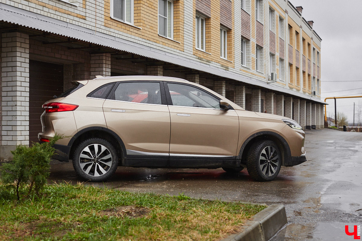 Владимирец Вадим Виноградов не скрывает, что всей душой любит технический прогресс. А потому в числе первых жителей столицы 33-го региона, зимой 2024 года, стал обладателем электрокара Weltmeister EX5. Поскольку это не первый автомобиль в семье — есть еще бензиновый Haval Jolion, — мужчина решил сравнить, какая из машин экономичнее и удобнее в обиходе.