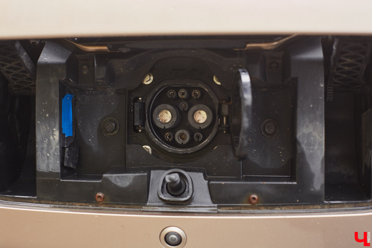 Владимирец Вадим Виноградов не скрывает, что всей душой любит технический прогресс. А потому в числе первых жителей столицы 33-го региона, зимой 2024 года, стал обладателем электрокара Weltmeister EX5. Поскольку это не первый автомобиль в семье — есть еще бензиновый Haval Jolion, — мужчина решил сравнить, какая из машин экономичнее и удобнее в обиходе.