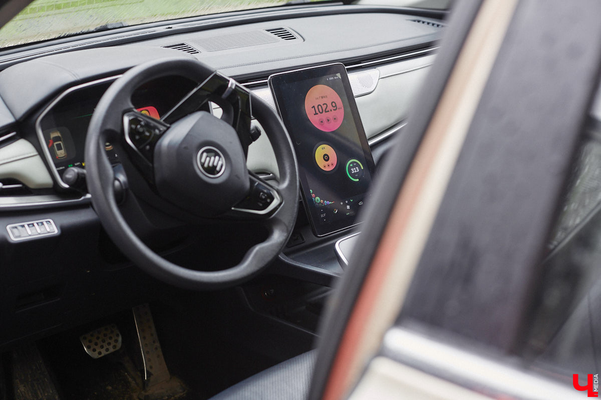 Владимирец Вадим Виноградов не скрывает, что всей душой любит технический прогресс. А потому в числе первых жителей столицы 33-го региона, зимой 2024 года, стал обладателем электрокара Weltmeister EX5. Поскольку это не первый автомобиль в семье — есть еще бензиновый Haval Jolion, — мужчина решил сравнить, какая из машин экономичнее и удобнее в обиходе.