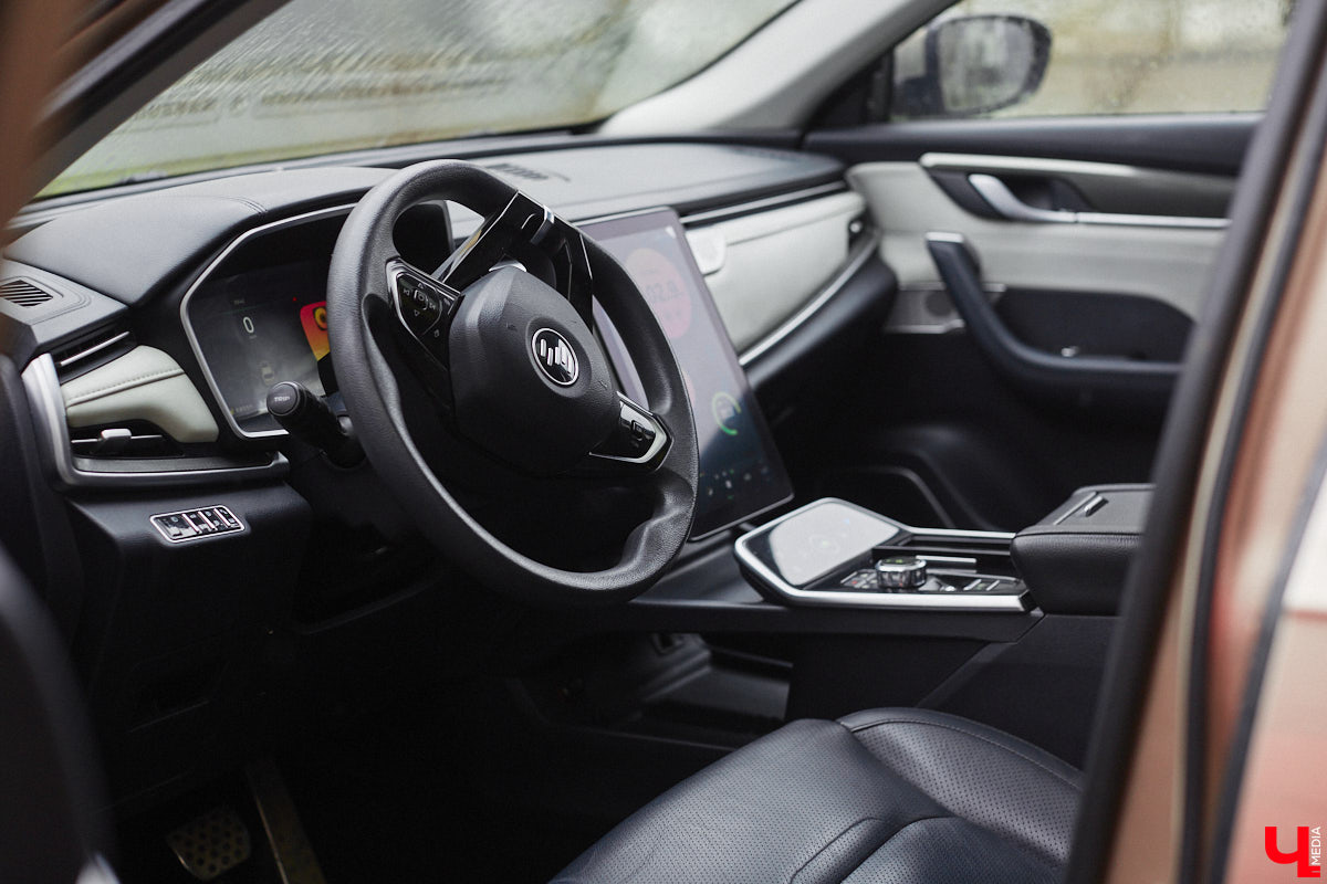 Владимирец Вадим Виноградов не скрывает, что всей душой любит технический прогресс. А потому в числе первых жителей столицы 33-го региона, зимой 2024 года, стал обладателем электрокара Weltmeister EX5. Поскольку это не первый автомобиль в семье — есть еще бензиновый Haval Jolion, — мужчина решил сравнить, какая из машин экономичнее и удобнее в обиходе.