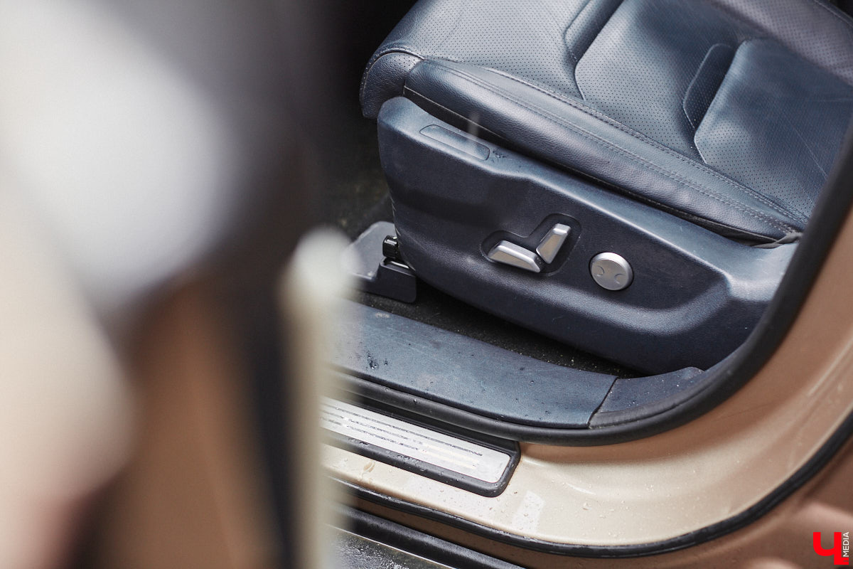 Владимирец Вадим Виноградов не скрывает, что всей душой любит технический прогресс. А потому в числе первых жителей столицы 33-го региона, зимой 2024 года, стал обладателем электрокара Weltmeister EX5. Поскольку это не первый автомобиль в семье — есть еще бензиновый Haval Jolion, — мужчина решил сравнить, какая из машин экономичнее и удобнее в обиходе.