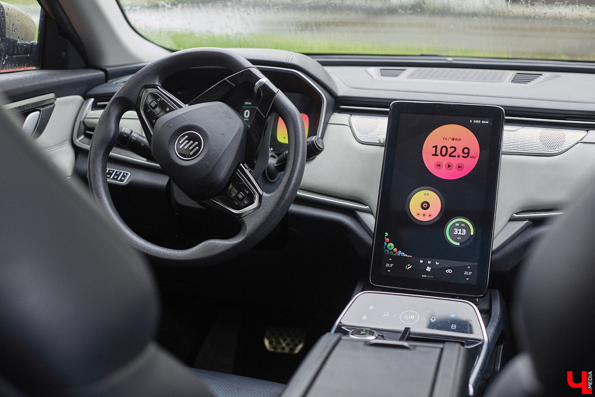 Владимирец Вадим Виноградов не скрывает, что всей душой любит технический прогресс. А потому в числе первых жителей столицы 33-го региона, зимой 2024 года, стал обладателем электрокара Weltmeister EX5. Поскольку это не первый автомобиль в семье — есть еще бензиновый Haval Jolion, — мужчина решил сравнить, какая из машин экономичнее и удобнее в обиходе.