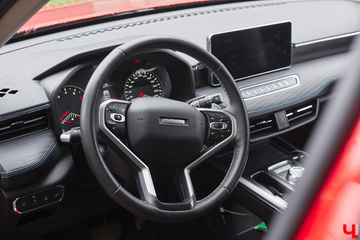 Владимирец Вадим Виноградов не скрывает, что всей душой любит технический прогресс. А потому в числе первых жителей столицы 33-го региона, зимой 2024 года, стал обладателем электрокара Weltmeister EX5. Поскольку это не первый автомобиль в семье — есть еще бензиновый Haval Jolion, — мужчина решил сравнить, какая из машин экономичнее и удобнее в обиходе.