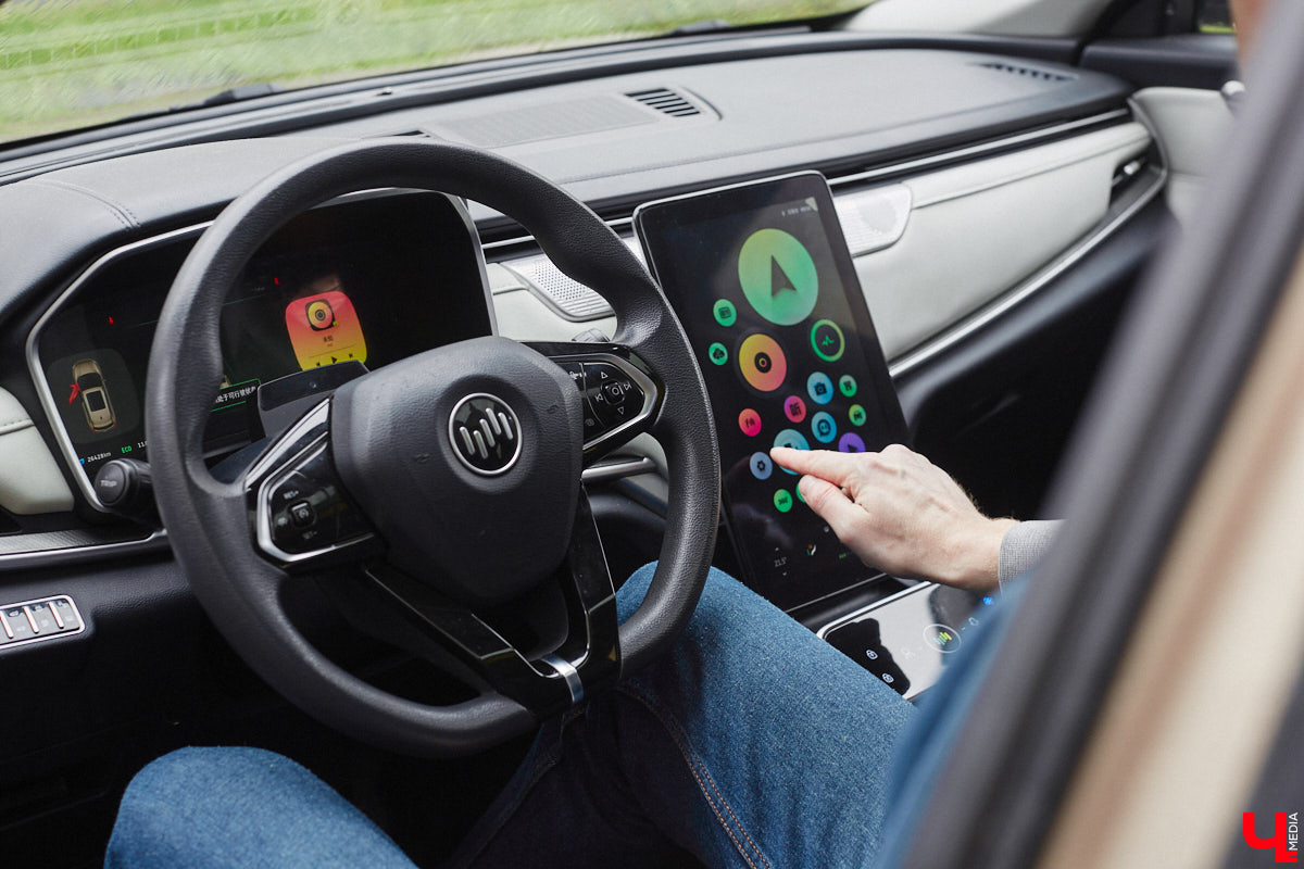 Владимирец Вадим Виноградов не скрывает, что всей душой любит технический прогресс. А потому в числе первых жителей столицы 33-го региона, зимой 2024 года, стал обладателем электрокара Weltmeister EX5. Поскольку это не первый автомобиль в семье — есть еще бензиновый Haval Jolion, — мужчина решил сравнить, какая из машин экономичнее и удобнее в обиходе.