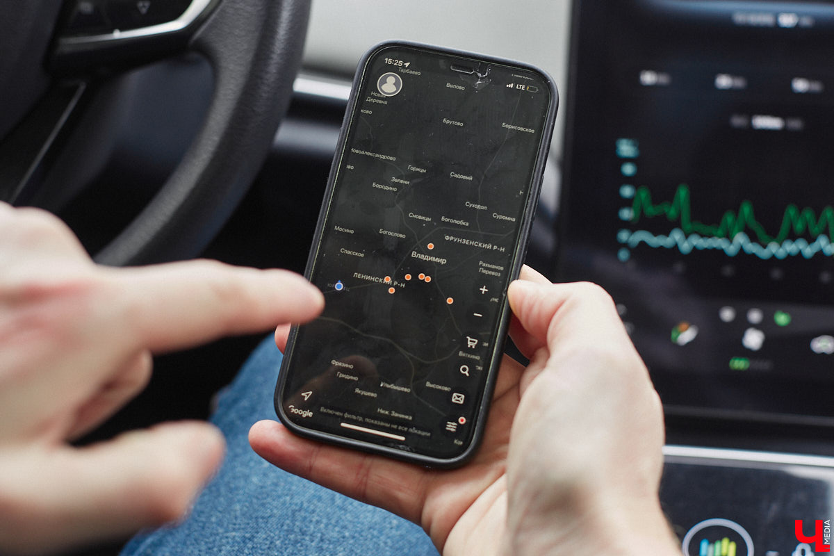 Владимирец Вадим Виноградов не скрывает, что всей душой любит технический прогресс. А потому в числе первых жителей столицы 33-го региона, зимой 2024 года, стал обладателем электрокара Weltmeister EX5. Поскольку это не первый автомобиль в семье — есть еще бензиновый Haval Jolion, — мужчина решил сравнить, какая из машин экономичнее и удобнее в обиходе.