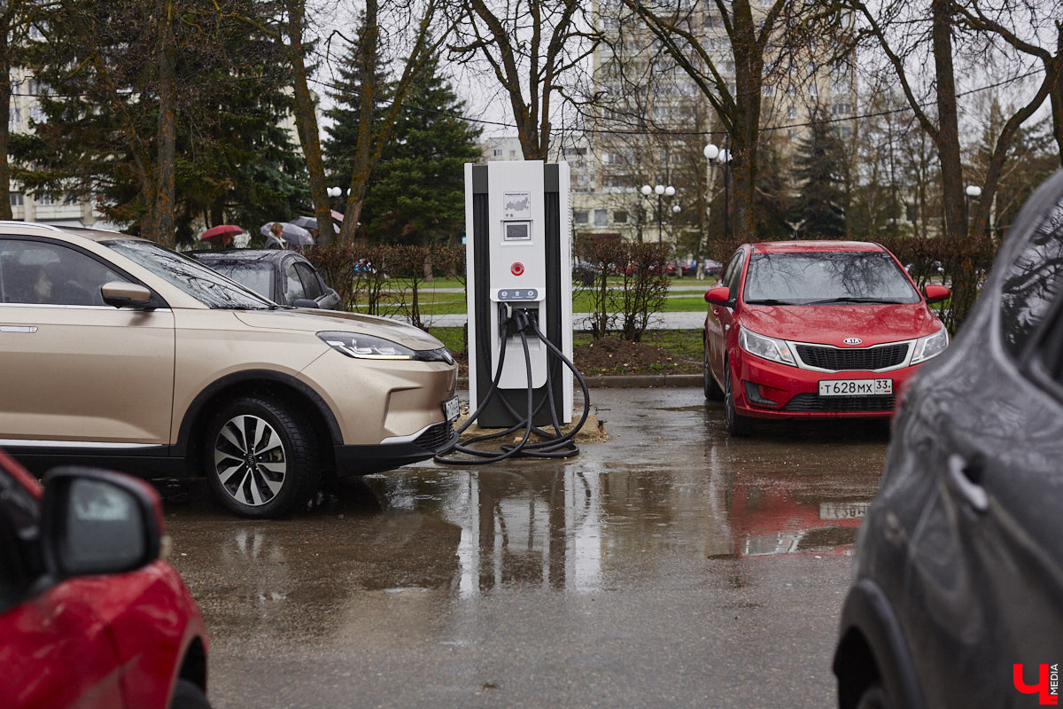 Владимирец Вадим Виноградов не скрывает, что всей душой любит технический прогресс. А потому в числе первых жителей столицы 33-го региона, зимой 2024 года, стал обладателем электрокара Weltmeister EX5. Поскольку это не первый автомобиль в семье — есть еще бензиновый Haval Jolion, — мужчина решил сравнить, какая из машин экономичнее и удобнее в обиходе.