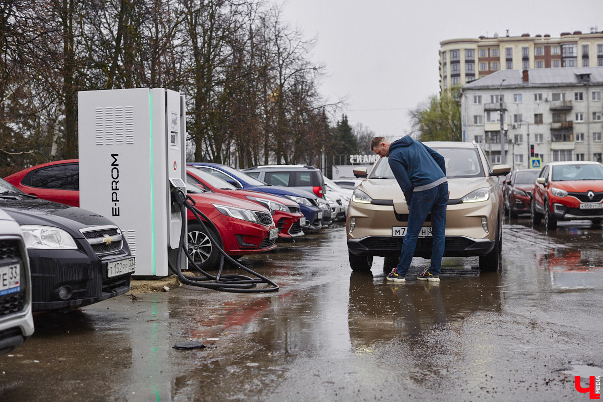 Владимирец Вадим Виноградов не скрывает, что всей душой любит технический прогресс. А потому в числе первых жителей столицы 33-го региона, зимой 2024 года, стал обладателем электрокара Weltmeister EX5. Поскольку это не первый автомобиль в семье — есть еще бензиновый Haval Jolion, — мужчина решил сравнить, какая из машин экономичнее и удобнее в обиходе.