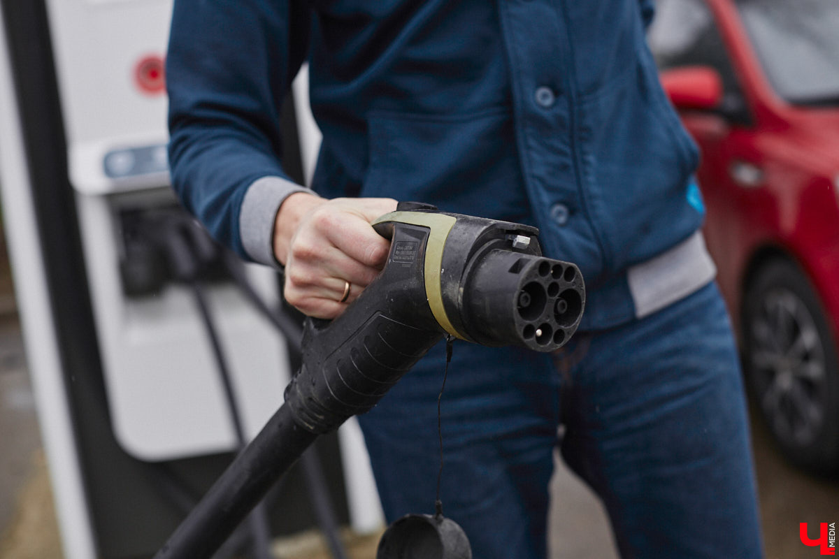 Владимирец Вадим Виноградов не скрывает, что всей душой любит технический прогресс. А потому в числе первых жителей столицы 33-го региона, зимой 2024 года, стал обладателем электрокара Weltmeister EX5. Поскольку это не первый автомобиль в семье — есть еще бензиновый Haval Jolion, — мужчина решил сравнить, какая из машин экономичнее и удобнее в обиходе.