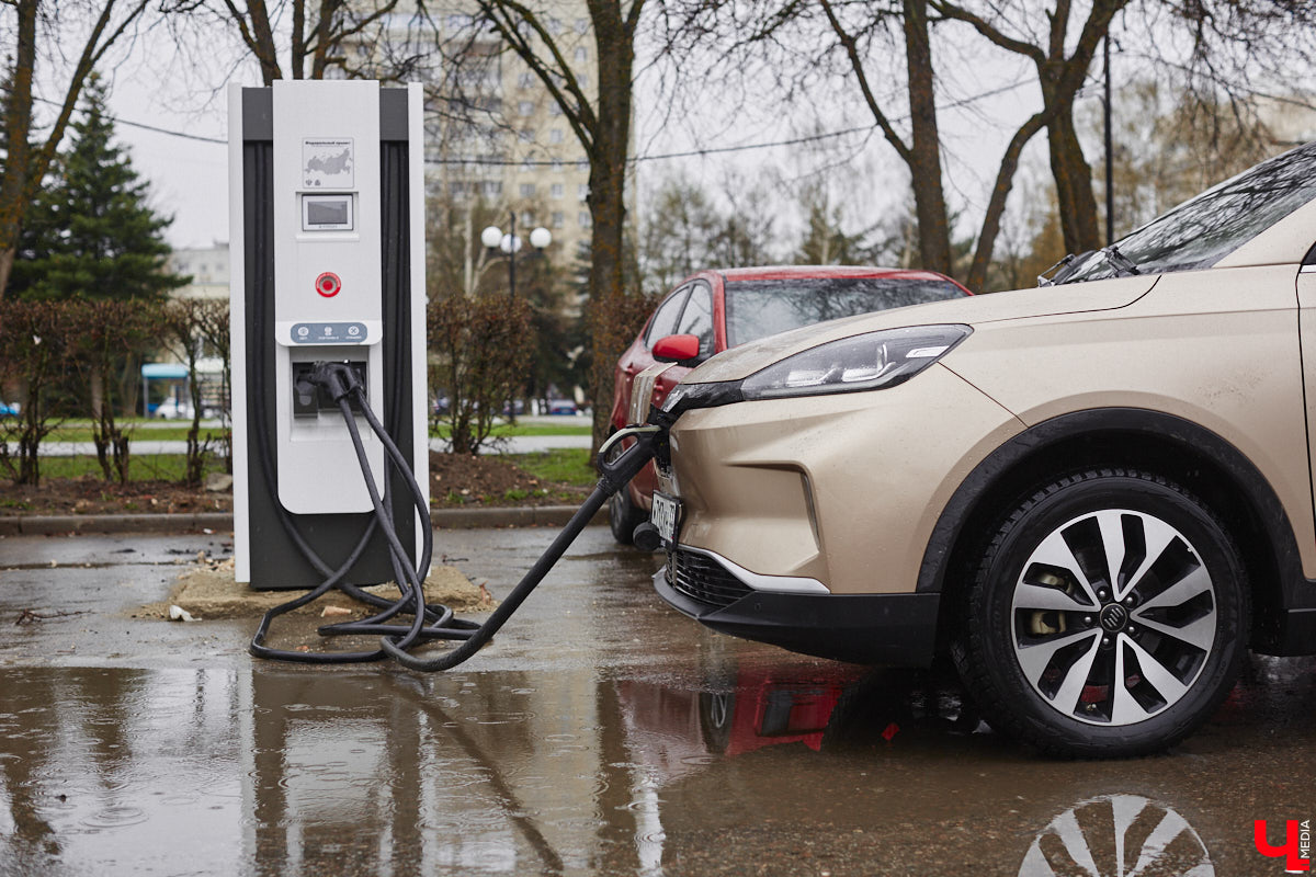 Владимирец Вадим Виноградов не скрывает, что всей душой любит технический прогресс. А потому в числе первых жителей столицы 33-го региона, зимой 2024 года, стал обладателем электрокара Weltmeister EX5. Поскольку это не первый автомобиль в семье — есть еще бензиновый Haval Jolion, — мужчина решил сравнить, какая из машин экономичнее и удобнее в обиходе.