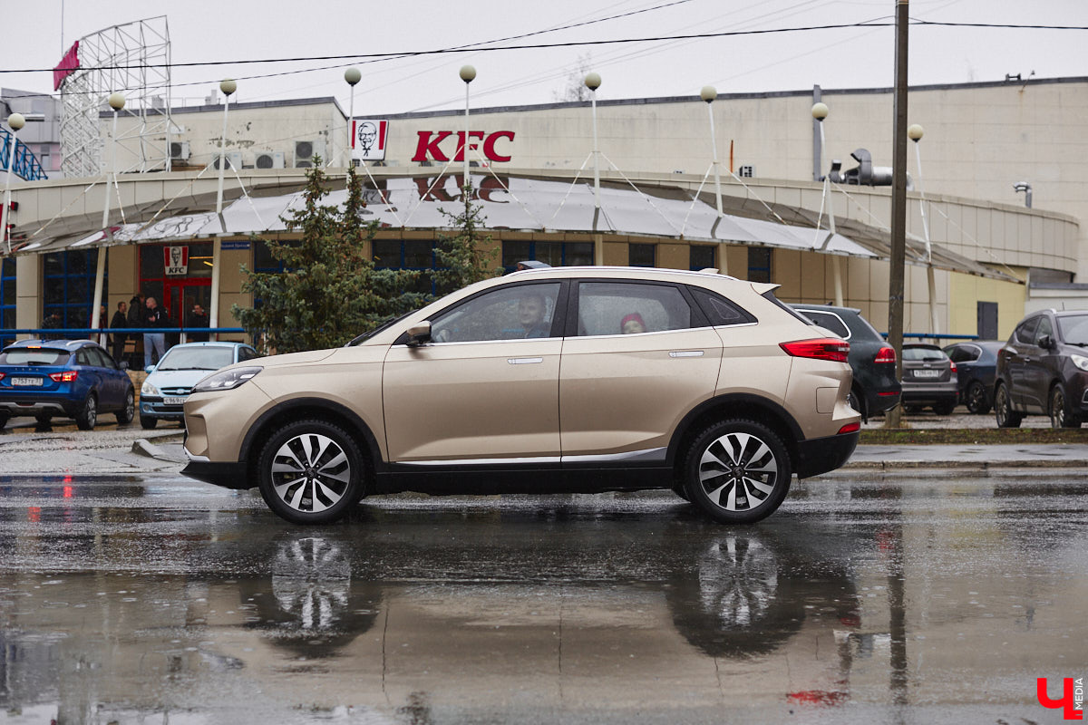 Владимирец Вадим Виноградов не скрывает, что всей душой любит технический прогресс. А потому в числе первых жителей столицы 33-го региона, зимой 2024 года, стал обладателем электрокара Weltmeister EX5. Поскольку это не первый автомобиль в семье — есть еще бензиновый Haval Jolion, — мужчина решил сравнить, какая из машин экономичнее и удобнее в обиходе.