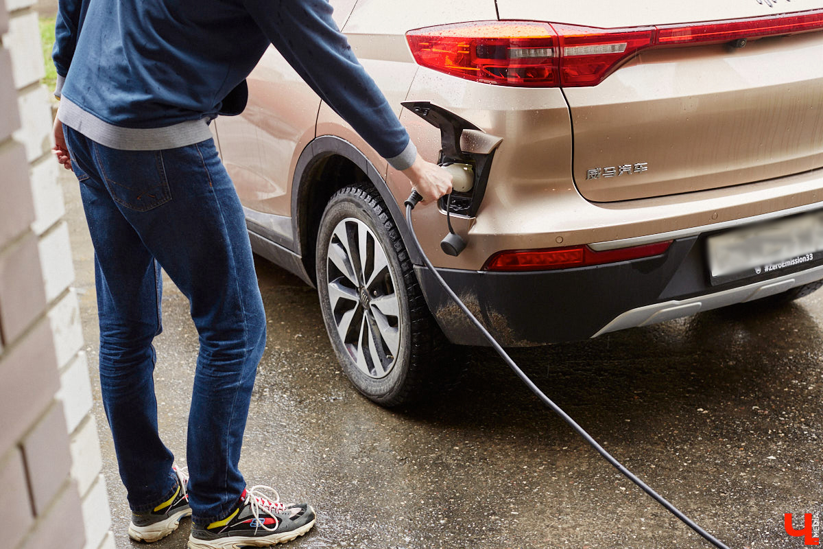 Владимирец Вадим Виноградов не скрывает, что всей душой любит технический прогресс. А потому в числе первых жителей столицы 33-го региона, зимой 2024 года, стал обладателем электрокара Weltmeister EX5. Поскольку это не первый автомобиль в семье — есть еще бензиновый Haval Jolion, — мужчина решил сравнить, какая из машин экономичнее и удобнее в обиходе.