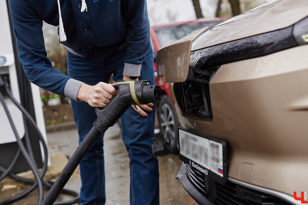Владимирец Вадим Виноградов не скрывает, что всей душой любит технический прогресс. А потому в числе первых жителей столицы 33-го региона, зимой 2024 года, стал обладателем электрокара Weltmeister EX5. Поскольку это не первый автомобиль в семье — есть еще бензиновый Haval Jolion, — мужчина решил сравнить, какая из машин экономичнее и удобнее в обиходе.
