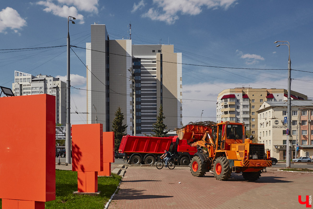 Город вновь не досчитался деревьев. На сей раз под удар попали две сухие ели на Садовой площади возле областной филармонии. Спиленные вечнозеленые планируют заменить другими растениями. И не исключено, что не абы где, а именно в центре города.