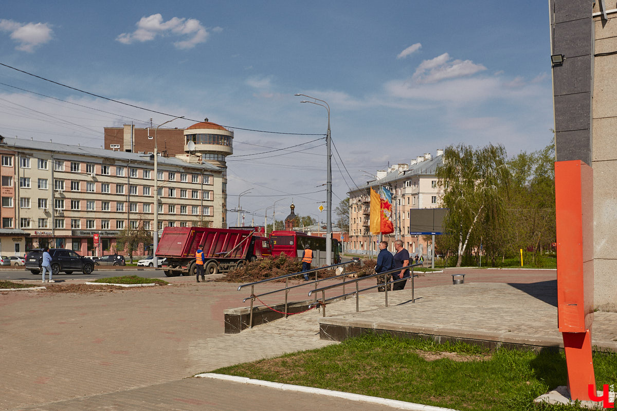 Город вновь не досчитался деревьев. На сей раз под удар попали две сухие ели на Садовой площади возле областной филармонии. Спиленные вечнозеленые планируют заменить другими растениями. И не исключено, что не абы где, а именно в центре города.