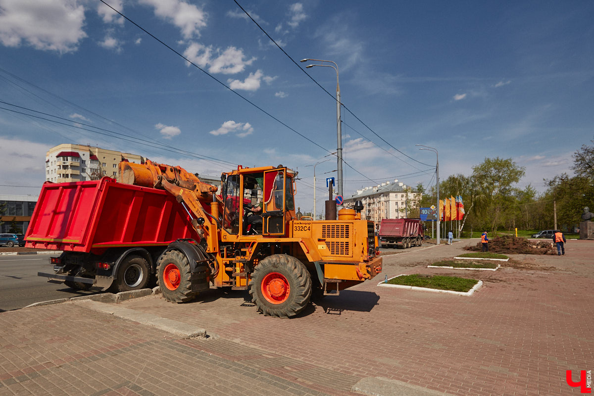 Город вновь не досчитался деревьев. На сей раз под удар попали две сухие ели на Садовой площади возле областной филармонии. Спиленные вечнозеленые планируют заменить другими растениями. И не исключено, что не абы где, а именно в центре города.