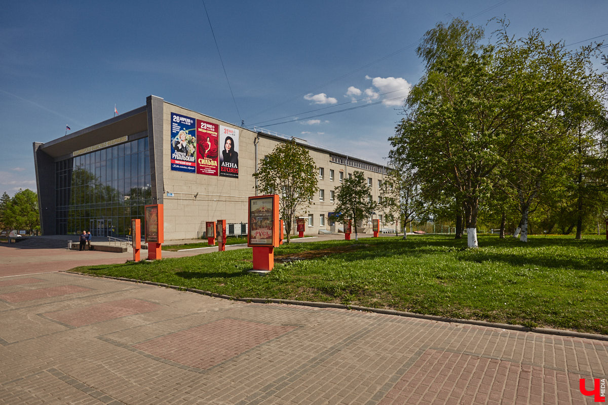 Город вновь не досчитался деревьев. На сей раз под удар попали две сухие ели на Садовой площади возле областной филармонии. Спиленные вечнозеленые планируют заменить другими растениями. И не исключено, что не абы где, а именно в центре города.