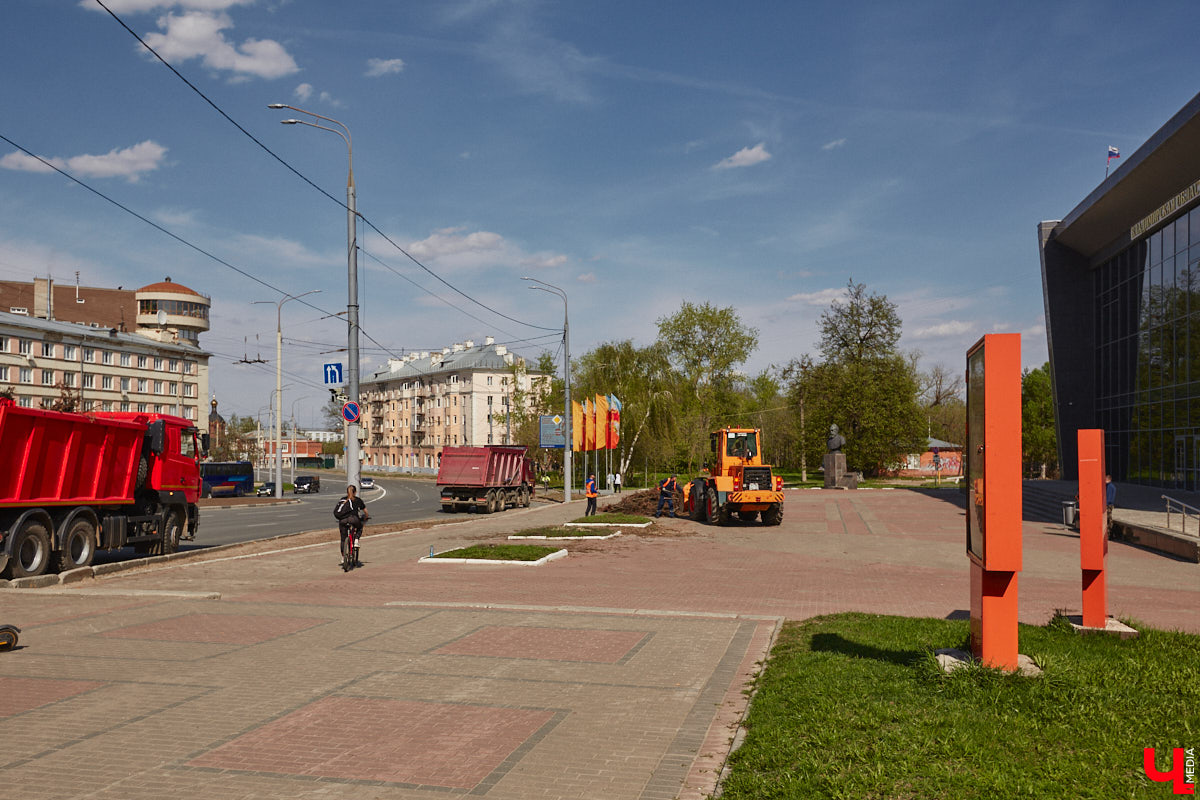 Город вновь не досчитался деревьев. На сей раз под удар попали две сухие ели на Садовой площади возле областной филармонии. Спиленные вечнозеленые планируют заменить другими растениями. И не исключено, что не абы где, а именно в центре города.