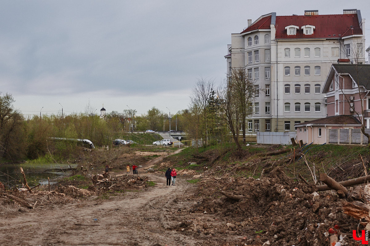 Город вновь не досчитался деревьев. На сей раз под удар попали две сухие ели на Садовой площади возле областной филармонии. Спиленные вечнозеленые планируют заменить другими растениями. И не исключено, что не абы где, а именно в центре города.
