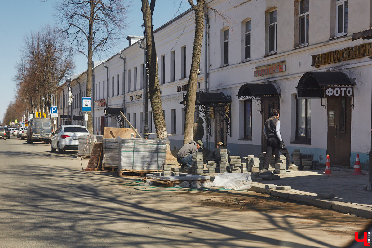 Накануне тысячелетнего юбилея Суздаль преображается на глазах. Основные работы проходят в историческом центре, где сейчас укладывают новую плитку. Благоустроить пространство от заставы до заставы планируют в едином стиле.