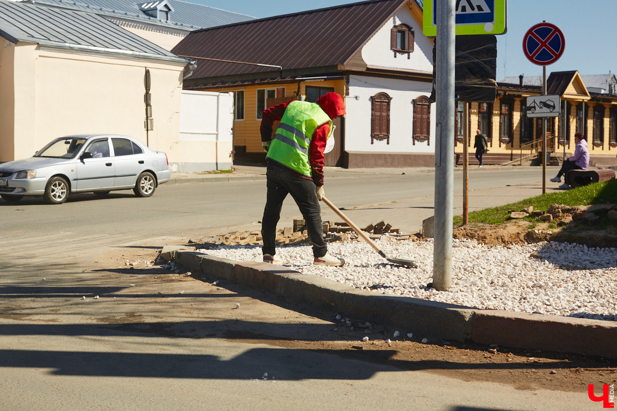 Накануне тысячелетнего юбилея Суздаль преображается на глазах. Основные работы проходят в историческом центре, где сейчас укладывают новую плитку. Благоустроить пространство от заставы до заставы планируют в едином стиле.
