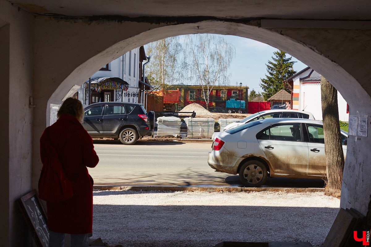 Накануне тысячелетнего юбилея Суздаль преображается на глазах. Основные работы проходят в историческом центре, где сейчас укладывают новую плитку. Благоустроить пространство от заставы до заставы планируют в едином стиле.
