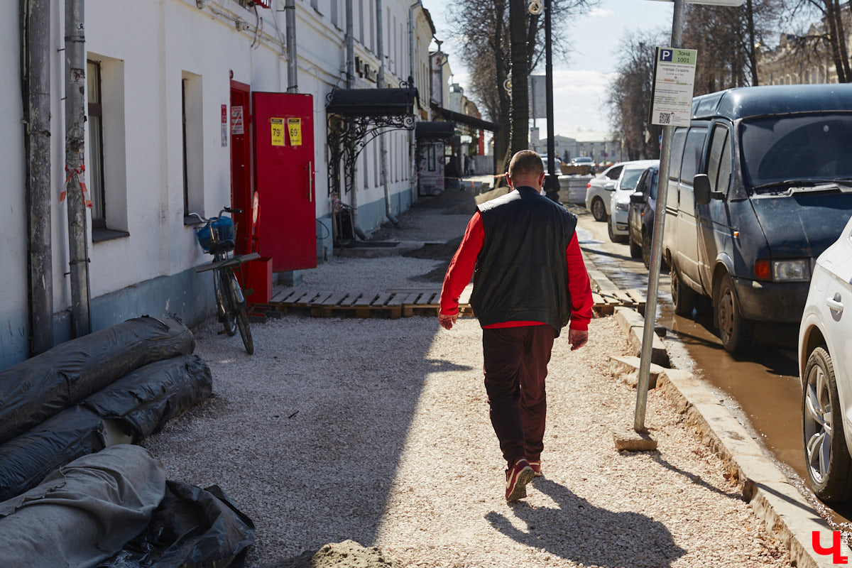 Накануне тысячелетнего юбилея Суздаль преображается на глазах. Основные работы проходят в историческом центре, где сейчас укладывают новую плитку. Благоустроить пространство от заставы до заставы планируют в едином стиле.