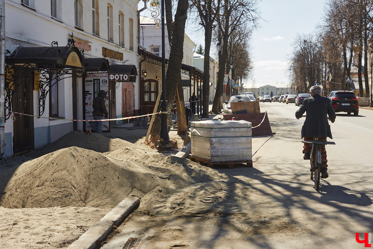 Накануне тысячелетнего юбилея Суздаль преображается на глазах. Основные работы проходят в историческом центре, где сейчас укладывают новую плитку. Благоустроить пространство от заставы до заставы планируют в едином стиле.